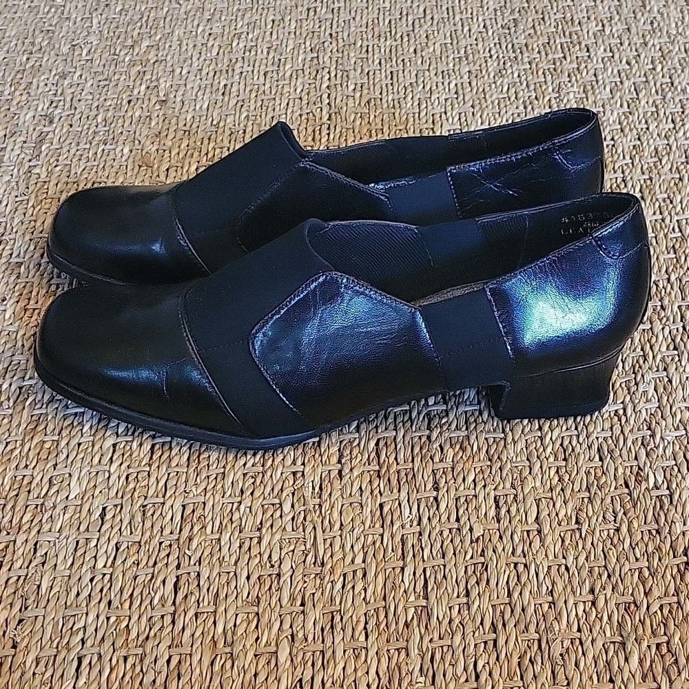 ROS HOMMERSON black leather slip-on shoes.  Great condition. Size 8.5 Narrow